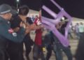 Homem arremessa cadeira contra policiais durante show de Amado Batista. — Foto: Reprodução / Redes sociais