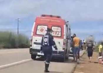 A imagem em destaque mostra uma ambulância do Samu no local do acidente. (Foto: Reprodução das Redes Sociais).