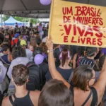 Órfãos de vítimas de feminicídio terão direito a pensão do INSS
