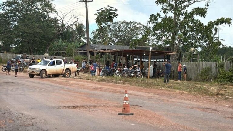 Moradores bloqueiam BR-163 entre Rurópolis e Santarém para cobrar recuperação da rodovia — Foto: PRF/Divulgação