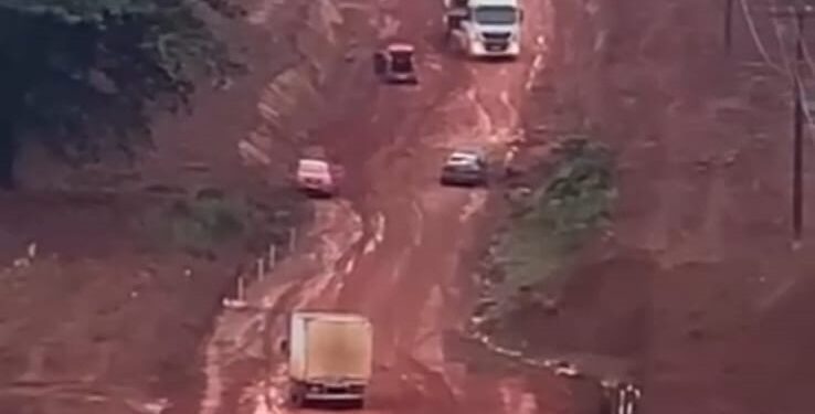 VÍDEO: Carreta derrapa na BR-230, atinge carro e deixa feridos em Medicilândia