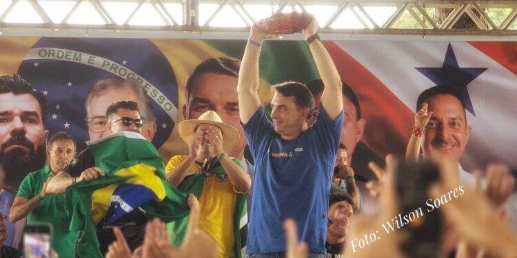 Flávio Bolsonaro participa de ato político em Altamira e defende endurecimento das leis penais