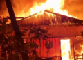 Casa de madeira foi consumida por inteiro no bairro Vila Tucuruí, da cidade de Novo Repartimento, no sudoeste do Pará (Reprodução / Redes Sociais)