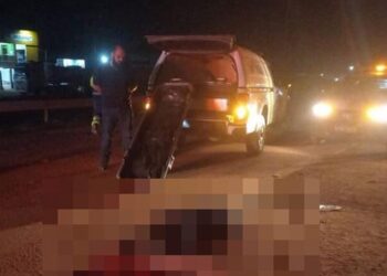 A imagem em destaque mostra o corpo da vítima na rodovia federal. (Foto: Reprodução | Giro Portal)