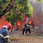 Fogo se espalha rapidamente e destrói conjunto de kitnets em Altamira