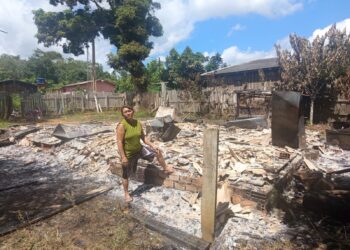 Incêndio destrói residência em agrovila de Medicilândia e moradora pede ajuda para recomeçar