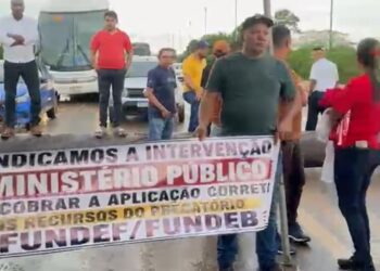 Professores e moradores da zona rural interditam a Transamazônica durante protesto por melhorias na educação em Anapu