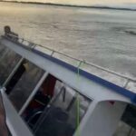 Em Santarém, homem perde balsa, pega lancha para tentar embarcar no rio e vai parar na água após naufrágio