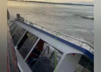 Lancha vira no rio Tapajós — Foto: Redes Sociais