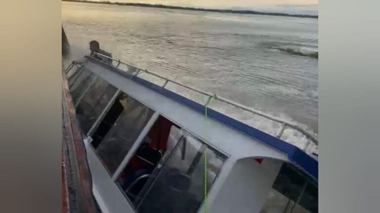 Lancha vira no rio Tapajós — Foto: Redes Sociais