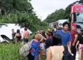 Passageiros foram resgatados após o acidente com o apoio da população local, na PA-151, em Abaetetuba. (Reprodução redes sociais)