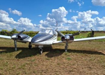A imagem em destaque mostra a aeronave encontrada nos fundos de um hangar no aeroporto de Novo Progresso. (Foto: Reprodução | Redes sociais)