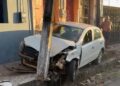 Motorista perde controle de veículo, bate em poste e provoca falta de energia no centro de Altamira