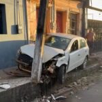 Motorista perde controle de veículo, bate em poste e provoca falta de energia no centro de Altamira