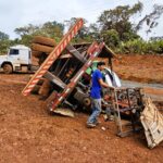 Chuva deixa pista escorregadia e provoca tombamento de carreta na Transamazônica