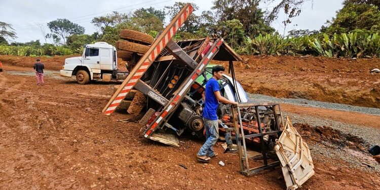 Chuva deixa pista escorregadia e provoca tombamento de carreta na Transamazônica