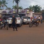 Colisão entre caminhonetes termina com veículo invadindo comércio em Altamira