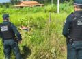 A imagem em destaque mostra policiais militares próximos a um dos corpos encontrados. (Foto: Divulgação | PMPA)