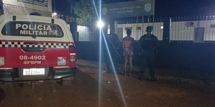 Mulher é presa suspeita de tráfico de drogas durante ação da Polícia Militar em Medicilândia