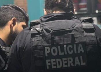 A imagem em destaque mostra policiais federais no cumprimento do mandado de busca e apreensão em Itaituba, no sudoeste do Pará. (Foto: Divulgação | Ascom PF)