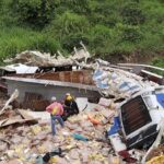 Mulher morre após carreta carregada com frangos tombar na BR-230, em Pacajá (PA)