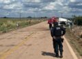 A imagem em destaque mostra policiais e bombeiros militares no local onde o acidente aconteceu. (Foto: Reprodução | Fato Regional)