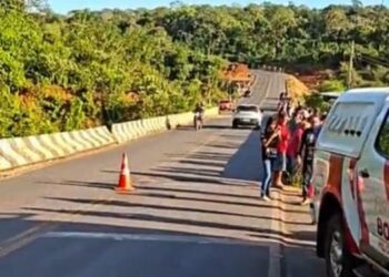 Segundo as primeiras informações, três pessoas estavam no veículo, incluindo o motorista (Foto: Reprodução/Blog do Pião)