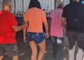 A imagem em destaque mostra policiais conduzindo os presos até a delegacia. (Foto: Divulgação | Ascom PCPA)