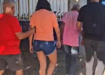 A imagem em destaque mostra policiais conduzindo os presos até a delegacia. (Foto: Divulgação | Ascom PCPA)
