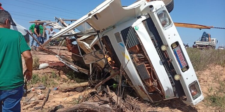 Caminhão boiadeiro tomba na PA-279, em Tucumã, e passageiro morre