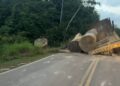 Ponte cede durante passagem de caminhão com toras e interdita estrada na zona rural de Altamira