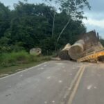 Ponte cede durante passagem de caminhão com toras e interdita estrada na zona rural de Altamira