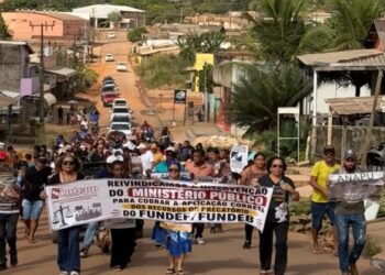 Professores e moradores vão às ruas em Anapu para cobrar definição sobre crise política