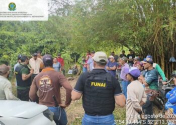 Servidores da Funai tentam conciliar retirada de invasores do interior da Terra Indígena Ituna-Itatá, no Pará — Foto: Reprodução.