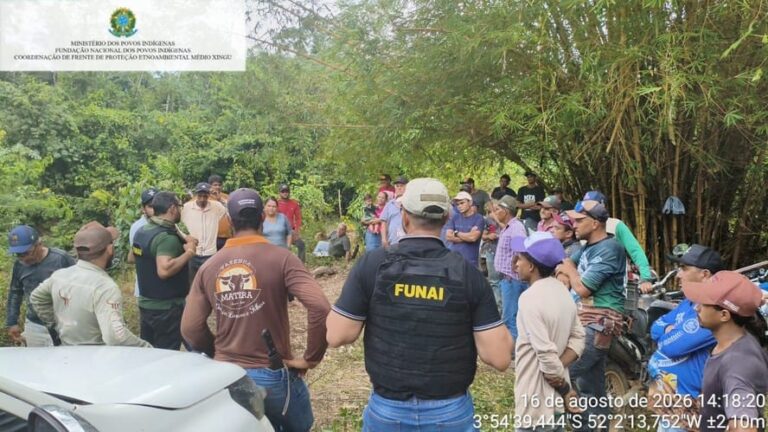 Servidores da Funai tentam conciliar retirada de invasores do interior da Terra Indígena Ituna-Itatá, no Pará — Foto: Reprodução.