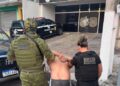 A imagem em destaque mostra policiais civis conduzindo um dos presos até a delegacia. (Foto: Reprodução | Redes sociais)