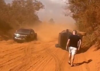 Caminhonete tomba em trecho com muita poeira na Transamazônica entre Medicilândia e Uruará