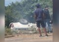 A imagem em destaque mostra a caminhonete envolvida no acidente capotada na rodovia. (Foto: Reprodução das Redes Sociais).