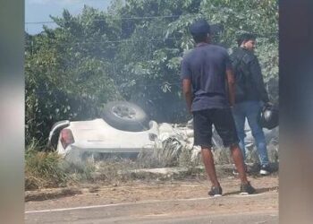 A imagem em destaque mostra a caminhonete envolvida no acidente capotada na rodovia. (Foto: Reprodução das Redes Sociais).