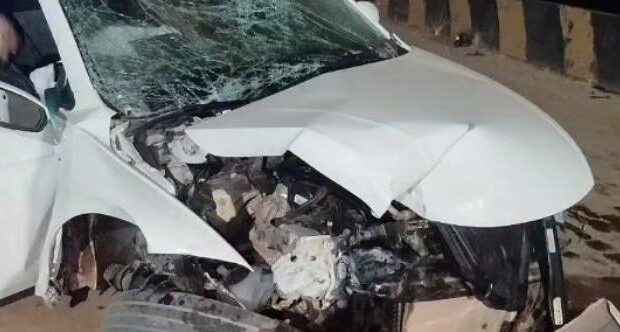 A imagem em destaque mostra o carro envolvido no sinistro de trânsito. (Foto: Reprodução | Encontro das Águas Notícias)