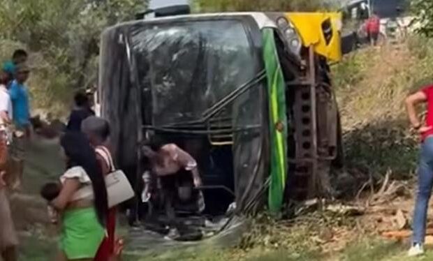 Ônibus do programa Tratamento Fora do Domicílio (TFD) de Cametá sofreu um grande acidente na rodovia PA-151, em direção à Igarapé-Miri, no nordeste do Pará. (Reprodução redes sociais)